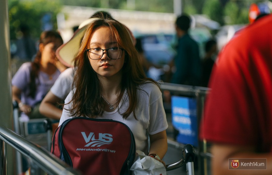 Ùn ùn trở về Sài Gòn sau kỳ nghỉ lễ 30/4, hàng trăm hành khách xếp hàng dài mệt mỏi chờ taxi ở sân bay Tân Sơn Nhất